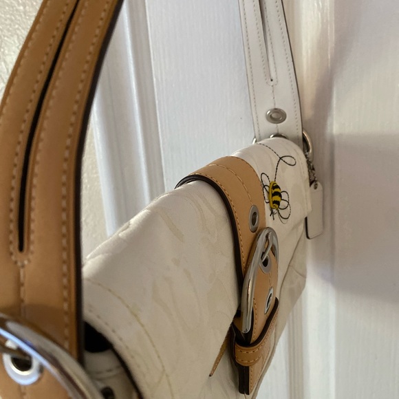 🐝Reposhing this cute unique and beautiful 🐝Coach purse. - Picture 8 of 13